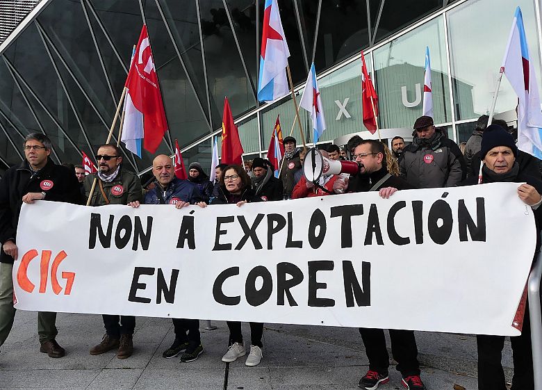 17-12-05 ProtestaDespidoCorenServicarneXulgadosOurense01.JPG